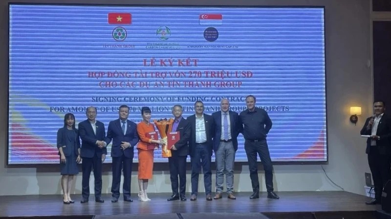 Ký kết hợp đồng tín dụng 270 triệu USD cho ba dự án chuyển đổi năng lượng
