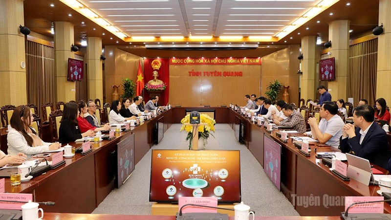 Chủ tịch UBND tỉnh Phan Huy Ngọc làm việc với Tập đoàn HYH