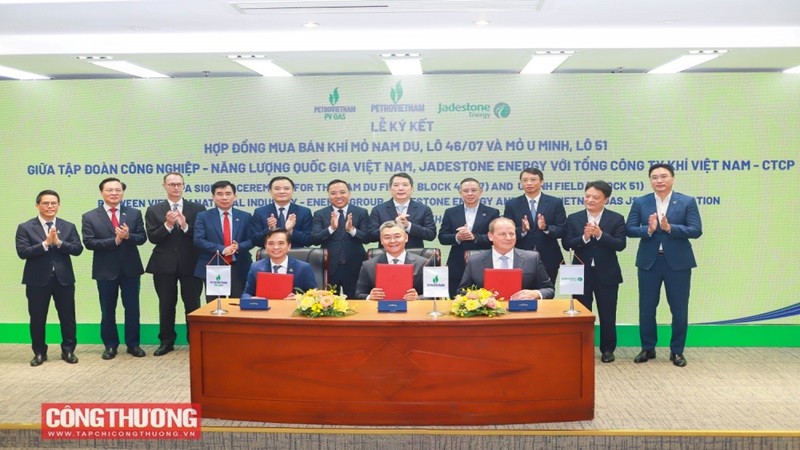 Petrovietnam ký kết và trao các văn kiện Dự án phát triển mỏ Nam Du, Lô 46/07 và mỏ U Minh, Lô 51