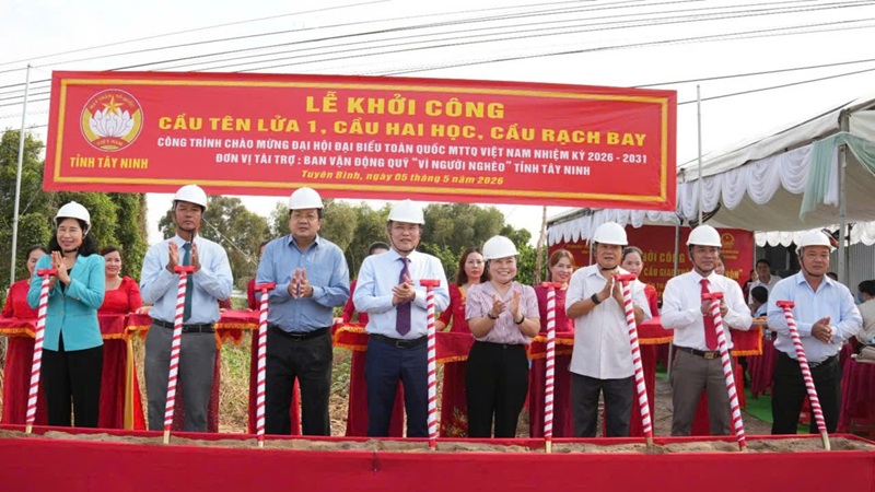 Phó Bí thư Tỉnh ủy Nguyễn Thanh Hải dự Lễ khởi công cầu giao thông nông thôn tại xã Tuyên Bình